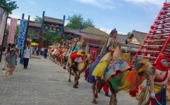 揉着我的奶从后面进去